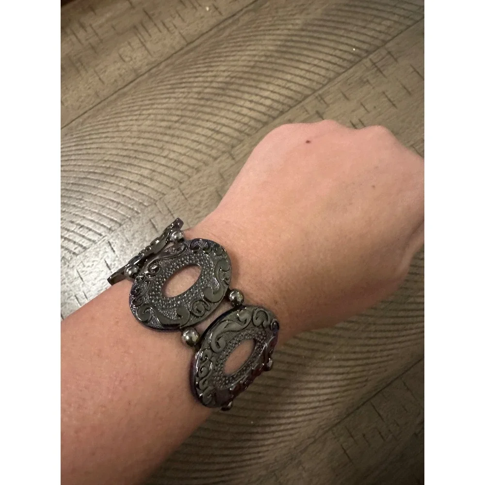 Vintage Y2K Gunmetal Filigree Stretch Bracelet – Ornate Oval Scrollwork Cuff